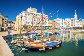 Grand T3 Lumineux Spacieux Propre, tout confort, Parking, Ascenseur, Emplacement central unique, port-commerces-mer et plages à pied, Location du Samedi au Samedi